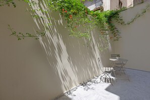 Outdoor dining - Mooeve Exarchia - Roomy Apartment for 5 pax (Athina)