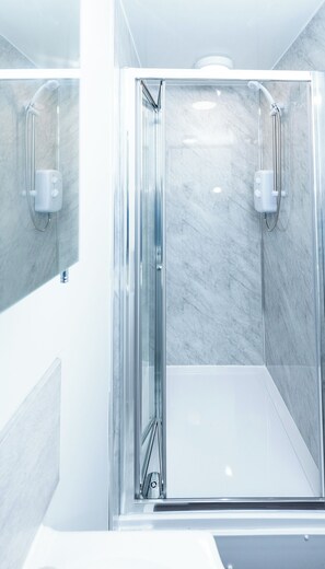 Shower, towels, toilet paper - Bayview Aparthotel by Guestz (Morecambe)