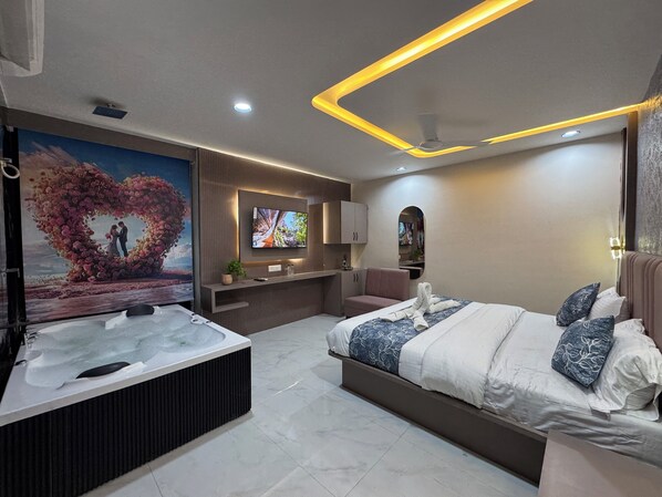 Open Jacuzzi Suite