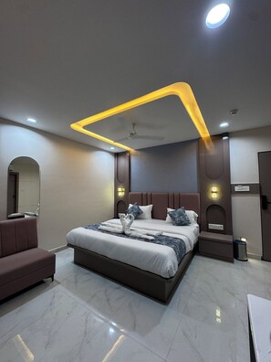 Open Jacuzzi Suite | Living area