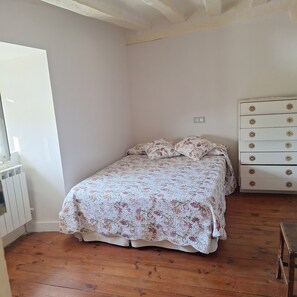 Iron/ironing board - Charming and historic refuge in the heart of Kontrasta. (Kontrasta)