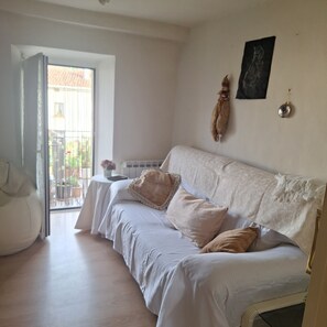 TV - Charming and historic refuge in the heart of Kontrasta. (Kontrasta)