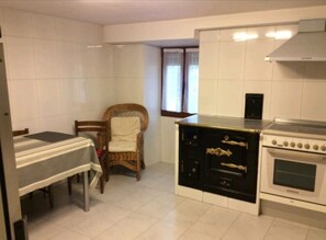 Fridge, oven, stovetop, coffee/tea maker - Charming and historic refuge in the heart of Kontrasta. (Kontrasta)