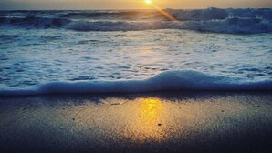 A beach scene with waves and a sunset. - Resort on Cocoa Beach: a 2 bedrooms Ocean View (Cocoa Beach)