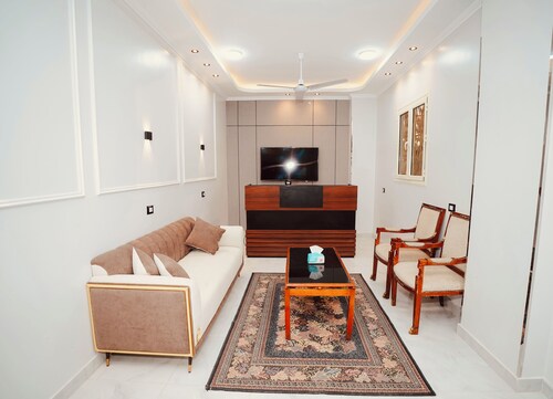signature house luxor