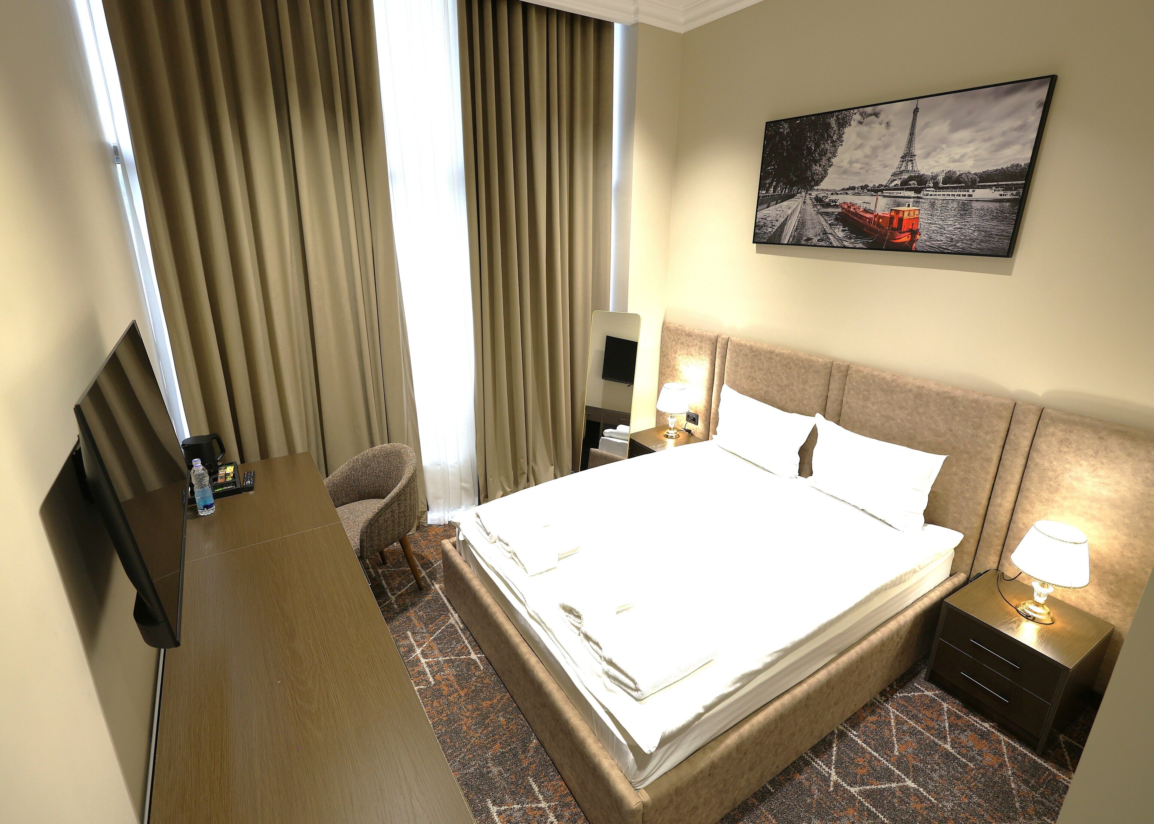 Chambre de base double, vue sur la ville | Fer et planche à repasser, accès au Wi-Fi (inclus)