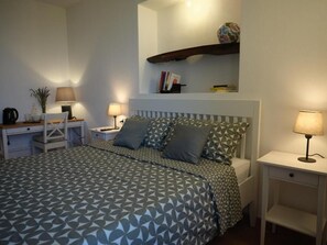 Habitación doble superior, 1 cama de matrimonio con sofá cama, baño privado, vistas al jardín | Escritorio, espacio para trabajar con un portátil, cortinas opacas