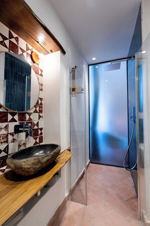 Habitación doble superior, 1 cama de matrimonio con sofá cama, baño privado, vistas al jardín | Baño | Ducha, artículos de higiene personal gratuitos y secador de pelo