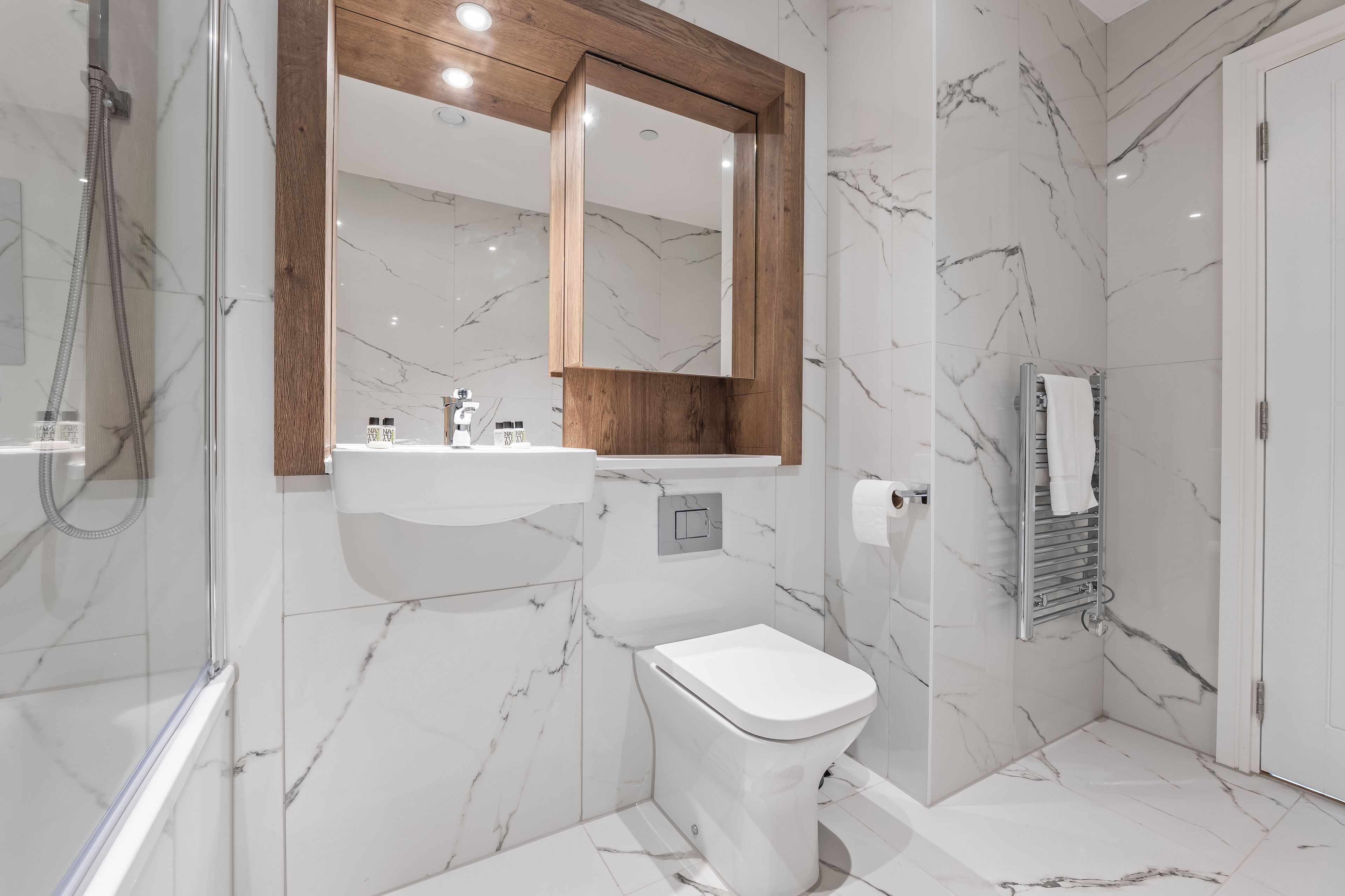 Un baño moderno con ducha, inodoro y lavabo.
