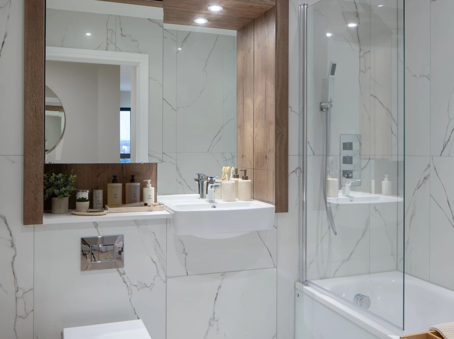 Combined shower/tub, free toiletries, towels, soap