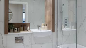 Combined shower/bathtub, free toiletries, towels, soap