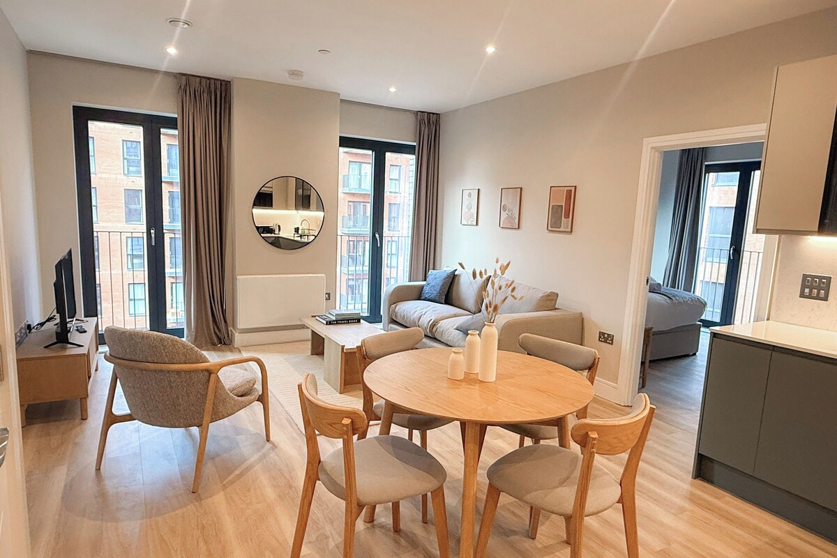 Apartment, 2 Bedrooms, Private Bathroom | Desk, laptop workspace, WiFi (free)