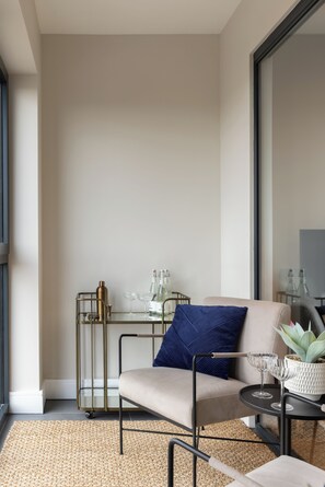 Desk, laptop workspace, free WiFi - StayCozy Apartments in Birmingham (Birmingham)