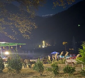 Outdoor dining - Fusion Guest House And Cafe (Kasol)