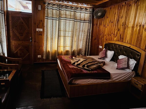 Premium Room - Fusion Guest House And Cafe (Kasol)