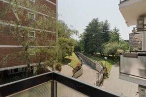 Property grounds - Cozy 62m2 apartment, ideal for 3 people, located on the first floor of a building with lift (steps to access it).The accommodation is located in the Forlanini district, a very short distance from Linate airport and a stone's throw from the Repetti M4 s (Milan)