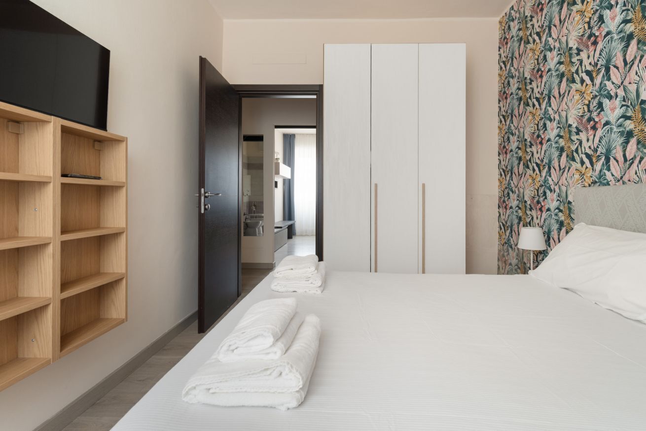 2 habitaciones y tabla de planchar con plancha 