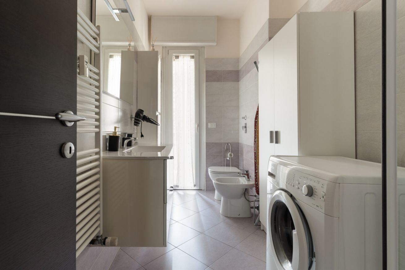 Regadera, bidet, toallas 