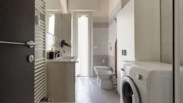 Regadera, bidet, toallas