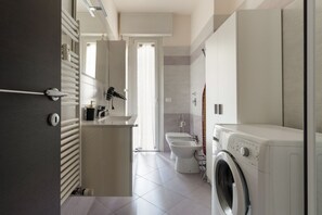 Regadera, bidet, toallas 