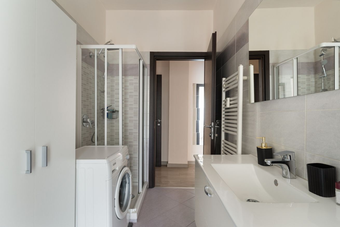 Regadera, bidet, toallas 
