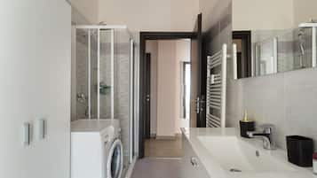 Regadera, bidet, toallas