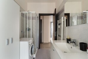 Regadera, bidet, toallas 