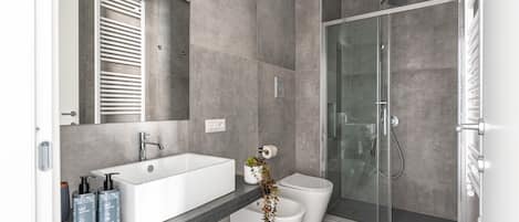 Dusche, Haartrockner, Bidet, Handtücher
