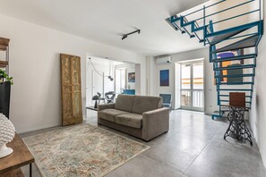 TV - Ballarò Duplex with Terrace by Wonderful Italy (Palermo)