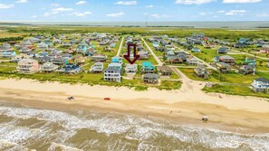 Ein Küstenwohngebiet mit Häusern, einem Strand und Blick auf den Ozean.