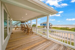 Terrace/patio - Gull Cottage: 4  BR, 2  BA House in Crystal Beach, Sleeps 10 (Crystal Beach)