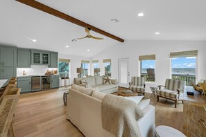 TV - Gull Cottage: 4  BR, 2  BA House in Crystal Beach, Sleeps 10 (Crystal Beach)