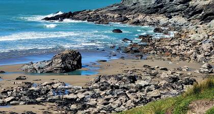 Quaint Cottage in Secluded Coastal Village - Pets Welcome