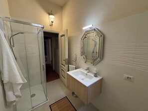 Douche, sèche-cheveux, bidet