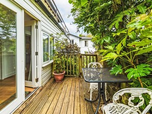 Outdoor dining - Nice apartment for 2 guests with WIFI, TV and patio (Torquay)