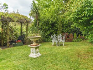 Outdoor dining - Nice apartment for 2 guests with WIFI, TV and patio (Torquay)