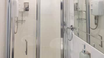 Douche, serviettes fournies, papier toilette