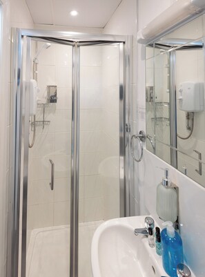 Douche, serviettes fournies, papier toilette