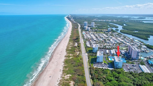 Oceanview 2-bedroom condo in Ocean Harbour North in Hutchinson Island