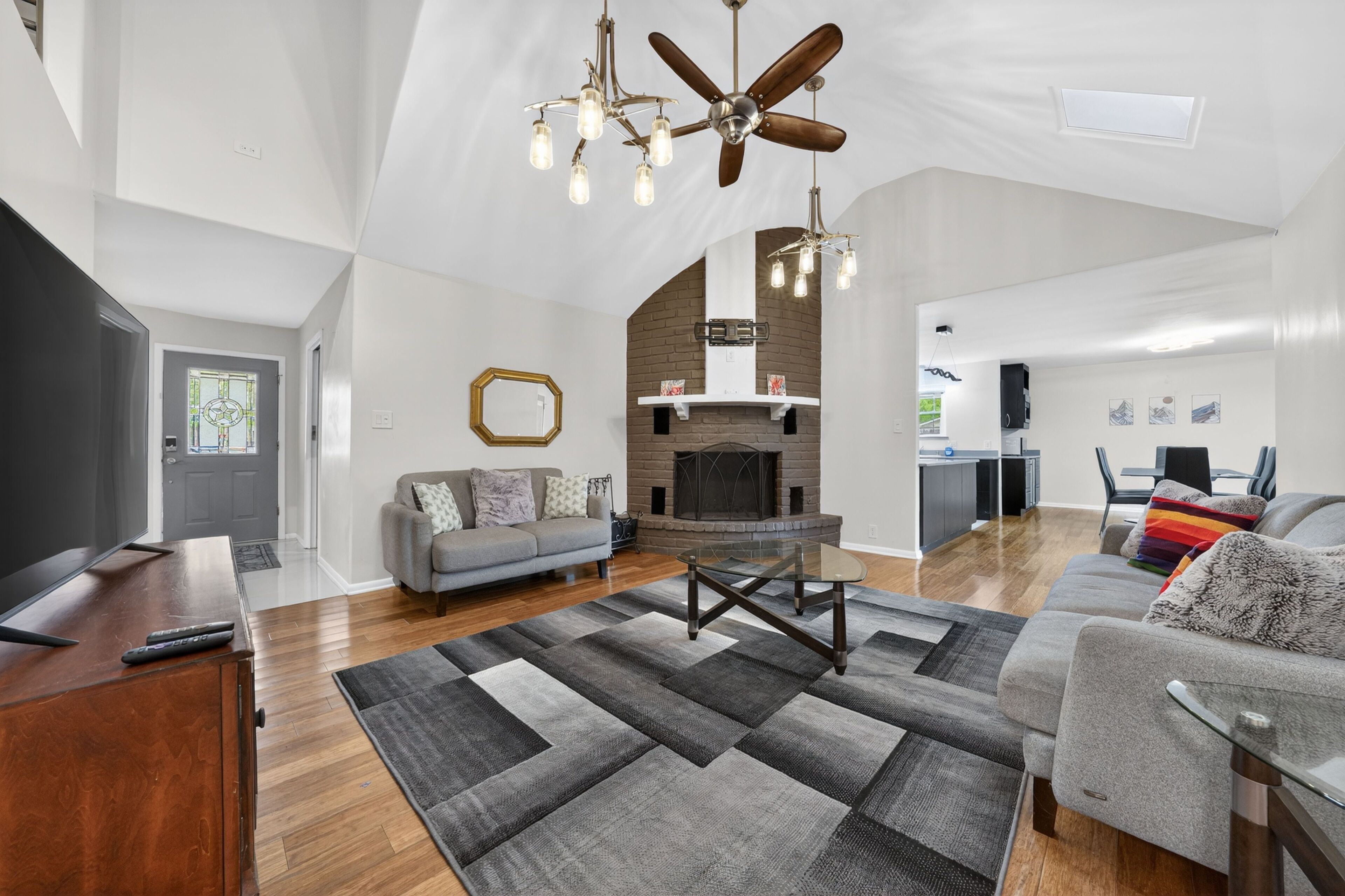 House, 5 Bedrooms | Living area | Smart TV
