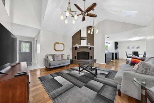 House, 5 Bedrooms | Living area | Smart TV