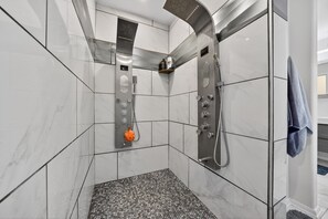 House, 5 Bedrooms | Bathroom | Towels, shampoo - San Antonio Retreat 5br Sleeps 9 near Fiesta Tx 5 Bedroom Home (San Antonio)