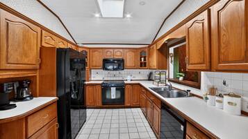 House, 3 Bedrooms | Private kitchen | Fridge, oven, coffee/tea maker, toaster