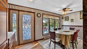House, 3 Bedrooms | Tempat makan