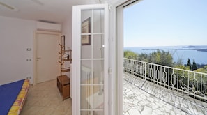 A room with a view of the sea, a balcony with a railing, a door, and a radiator. - Villa Samanta in Gardone Riviera (Gardone Riviera)