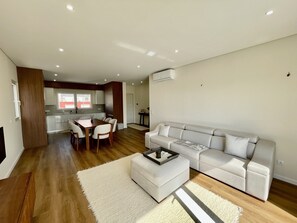 Villa - 5 sovrum | Vardagsrum | Smart-tv och streamingtjänster