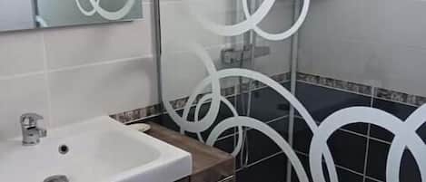 Douche, séchoir à cheveux, serviettes fournies, savon