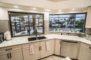 Private kitchen - Apollos Anchor - 926 Golf Island Dr 5 Bedroom Home (Apollo Beach)