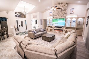 Living area - Apollos Anchor - 926 Golf Island Dr 5 Bedroom Home (Apollo Beach)