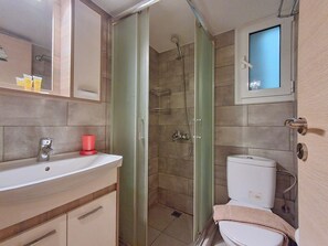 Apartment | Bathroom - Urban apartment next to Acropolis (Athens)